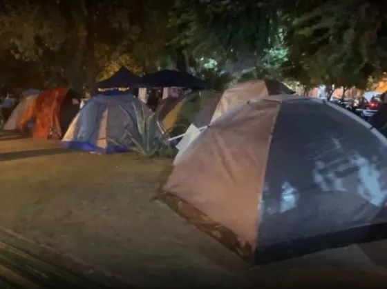 Continúa el acampe en la Plaza Güemes