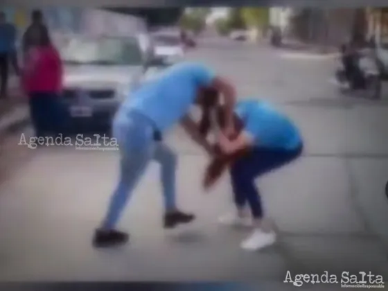 Brutal pelea de dos alumnas salteñas a la salida del Colegio