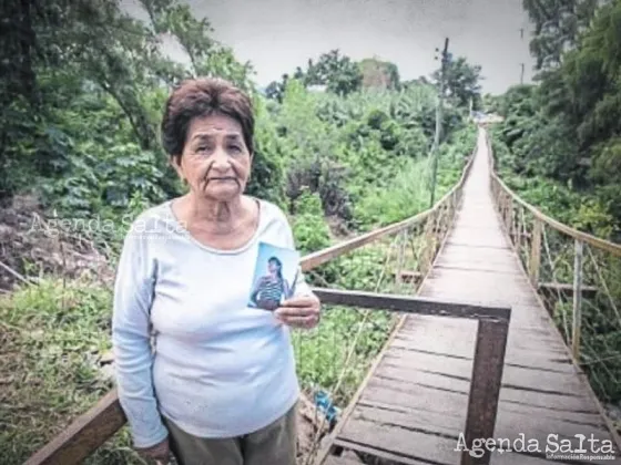 Nélida Romero sostiene una fotografía de su hija Liliana Ledesma al lado de la pasarela donde hallaron su cuerpo en 2006.