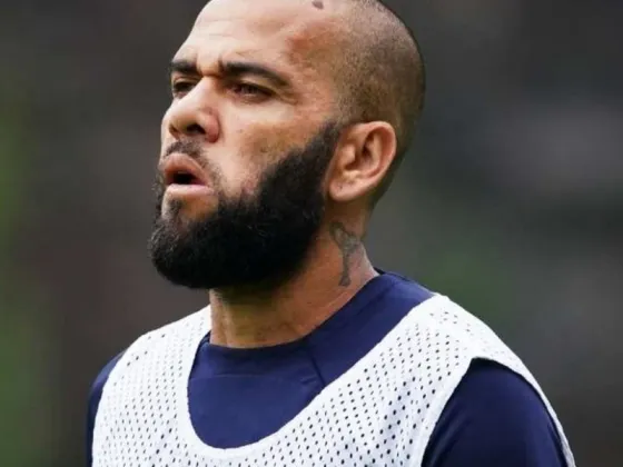 Dani Alves, "hundido y nervioso" ve cómo su vida se desmorona en una celda de 6 metros cuadrados