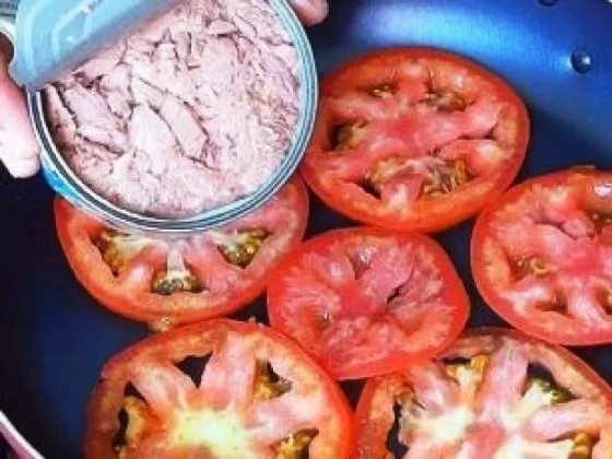 Si tenes un tomate, una lata de atun y 3 huevos, esta receta te salva la cena