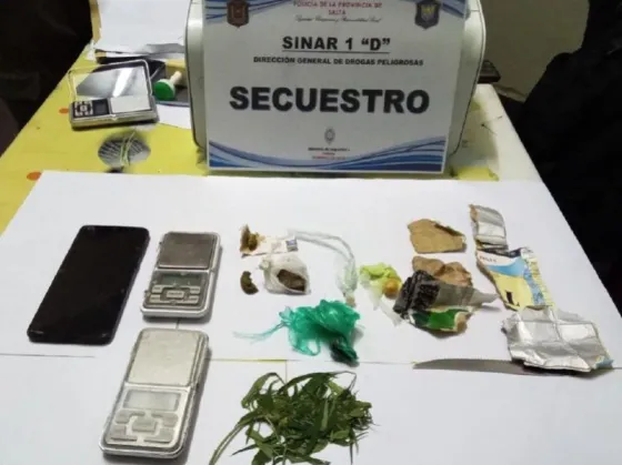 La policía secuestró 300 dosis de marihuana y cocaína: hay 2 detenidos