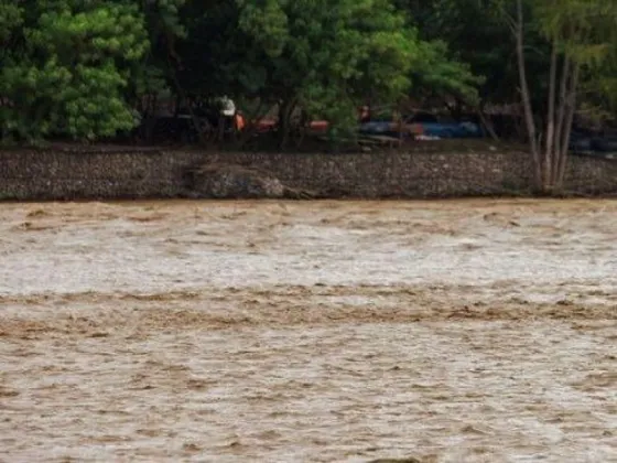 Mientras buscaban a un joven que fue arrastrado por el río Bermejo, hallaron el cadáver de un N.N.