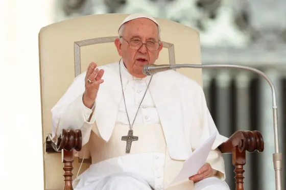 El Papa Francisco internado por una infección pulmonar