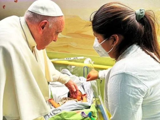 El papa Francisco bautizó a un bebé y repartió huevos de Pascua en el hospital