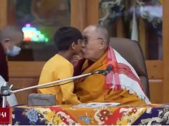 El Dalai Lama besó en la boca a un nene y provocó indignación