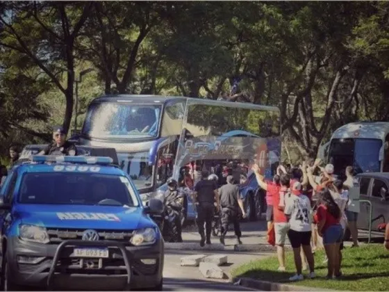 Hinchas de Newell’s arrojaron piedras al micro que trasladaba al plantel de Central