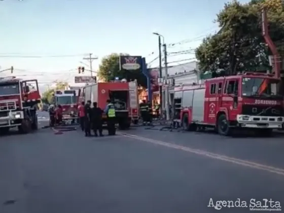 Cerrillos: el fuego devoró un free shop y dejó a 38 familias en la calle