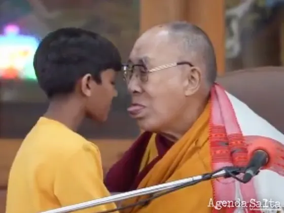 El Dalai Lama pidió disculpas por besar en la boca a un nene y pedirle que le chupara la lengua