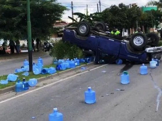 Una camioneta que transportaba bidones de agua volcó en avenida Arenales