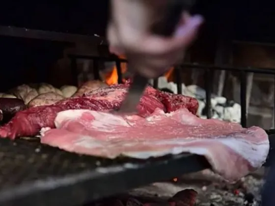 Lo confundieron con el amante de una mujer y le dispararon desde un techo mientras hacía un asado