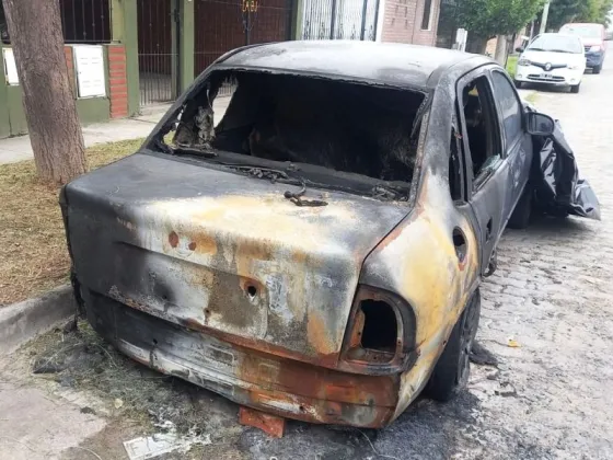 Mafiosos amenzaron a un vecino de Barrio Los Lapachos: Le quemaron el auto