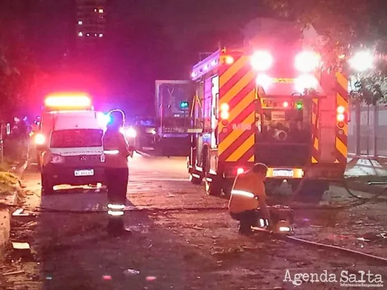 Una explosión por una fuga de gas provocó un incendio: hay 6 heridos y 40 familias evacuadas