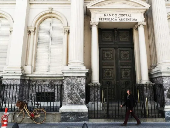 Escandalosa intervención del Gobierno en el mercado de bonos para frenar el dólar "contado con liqui"