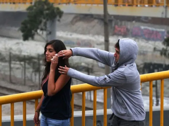 Se dirigía al Jardín de Infantes con su hijo y fue víctima de un asalto