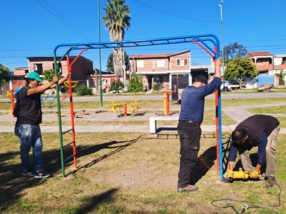 Trabajadores de la Municipalidad de Salta acondicionaron juegos infantiles, rejas pluviales y bebederos