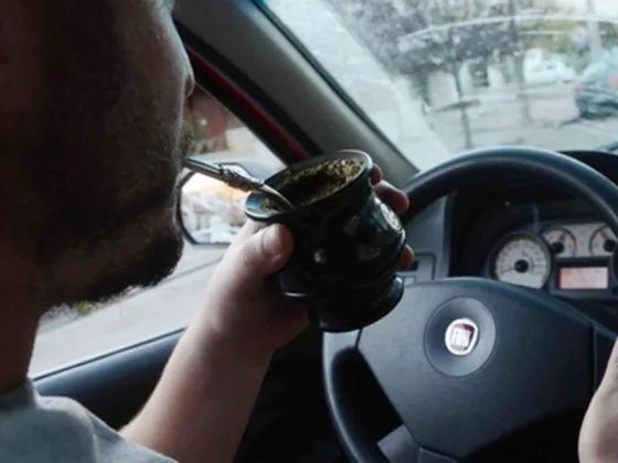 Cuanto sale la multa por tomar mates en el auto: Es más cara de lo que imaginabas