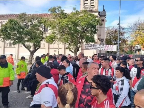 Los hinchas de River comenzaron a ingresar al Monumental y ya se palpita el choque contra Boca