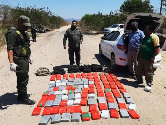 Detuvieron a policía que transportaba más de 2000 gramos de cocaína valuada en $ 1.321.974