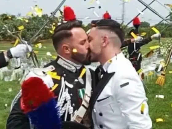 Por primera vez, un gendarme se casó con su pareja vistiendo el uniforme oficial