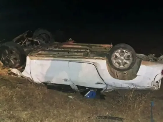 TRAGEDIA: cuatro jóvenes murieron tras perder el control de su camioneta y volcar en la ruta