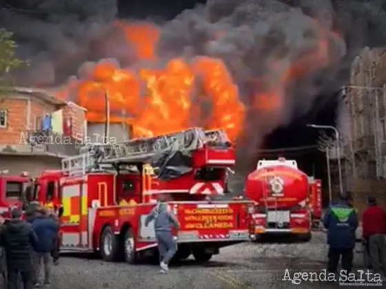 Feroz incendio de una fábrica de colchones y aerosoles en Avellaneda