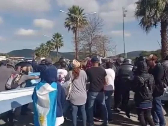 Los docentes autoconvocados protestan en el ingreso a Salta