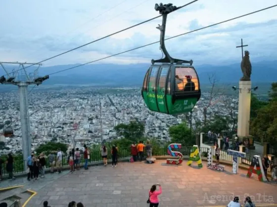 Acto conmemorativo por la semana de mayo en la cima del Cerro San Bernardo