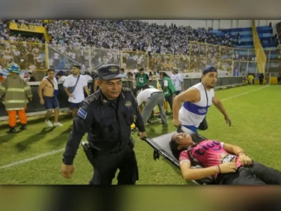 TRAGEDIA: 12 personas murieron por una estampida en un estadio de fútbol