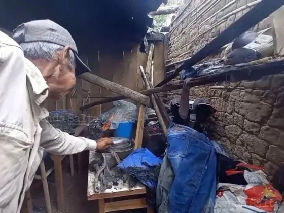 Marcelino muestra cómo quedaron sus pertenencias tras el fuego (Imagen: Facebook Luis Mena).