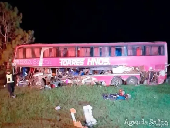 MUERTE en la RUTA: chocaron un ómnibus y un camión por la madrugada y murieron cinco personas