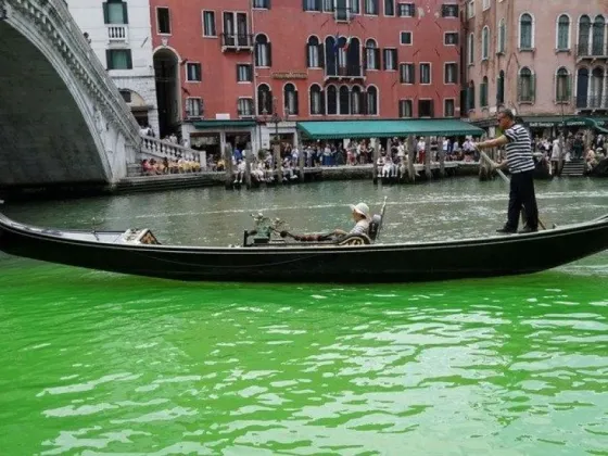 Venecia: Las aguas del Gran Canal se tiñeron de verde fosforescente