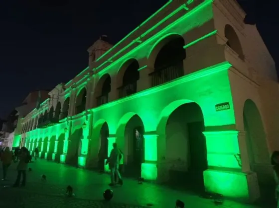 Por el Día Nacional de la Donación de Órganos, el Cabildo se iluminó de verde