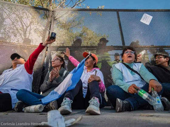 Docentes en asamblea votaron continuar con el paro y hacer una vigilia en el senado para evitar que se "legisle contra el pueblo"