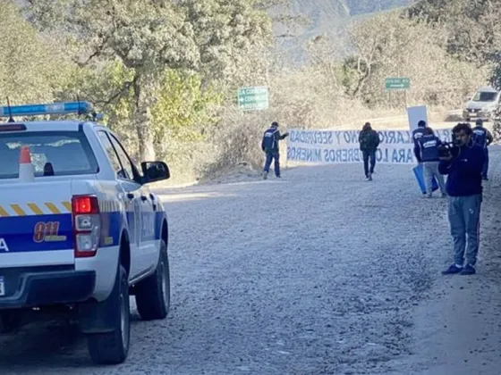 Mineros cortan la ruta por mejoras salariales