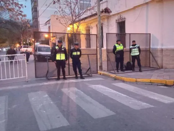 La legislatura amaneció vallada por manifestaciones contra la Ley anti-protestas