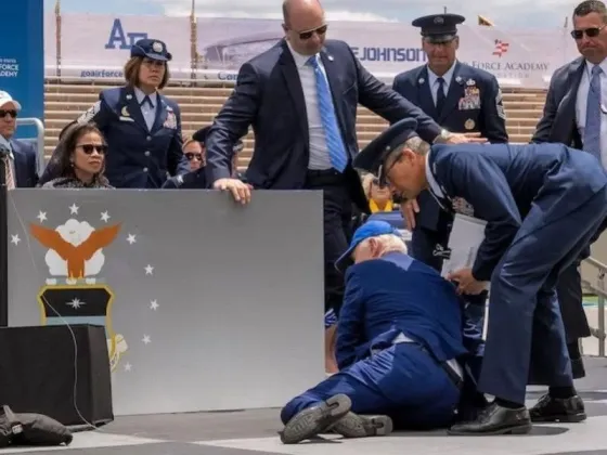 El presidente Joe Biden se cayó durante un acto de graduación de la Fuerza Aérea