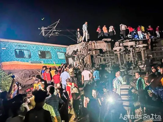 Se descarrilan dos trenes de pasajeros en India; se habla de al menos 50 muertos y más de 30 heridos