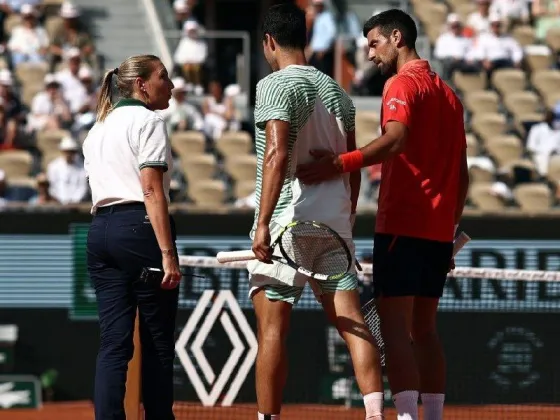 Novak Djokovic venció a un Carlos Alcaraz con problemas físicos y se clasificó por 7ª vez a una final