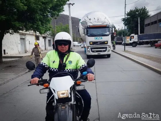 Arranca un gran operativo con cortes de calles por el desplazamiento de un camión de gran porte