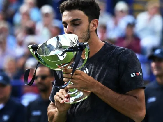 Cerúndolo directo a la historia: salió campeón en Eastbourne, sobre césped