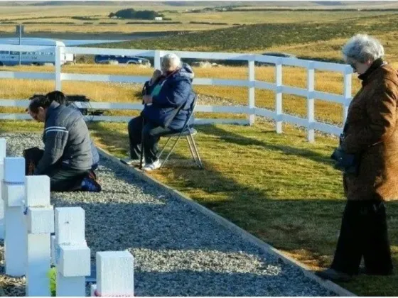 Malvinas: quedan solamente cinco soldados sin identificar en el Cementerio de Darwin