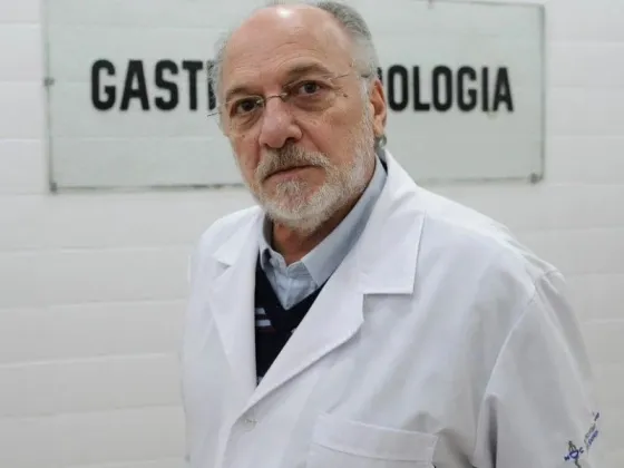 Carlos Waldbaum, en el Hospital de Clínicas, donde se realiza el trasplante de microbiota.