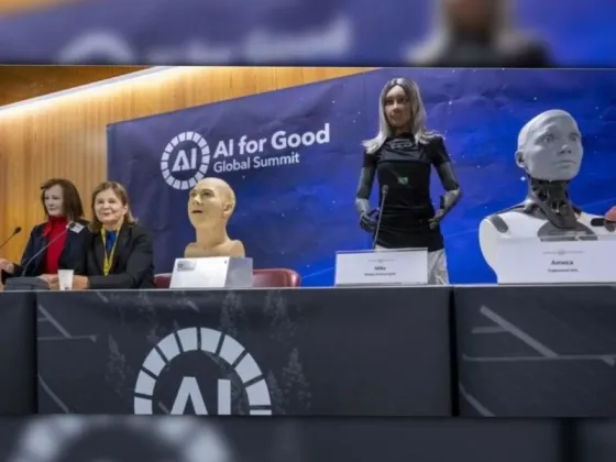 Un grupo de robots dio una conferencia y afirmó que no se rebelarán contra los humanos