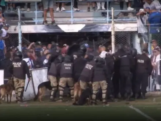 Gimnasia Tiro goleó al Santo en un clásico caliente: el partido se suspendió por disturbios en la hinchada visitante