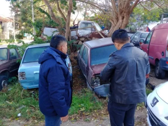 Un taller mecánico deberá retirar 15 vehículos que generan daños ambientales