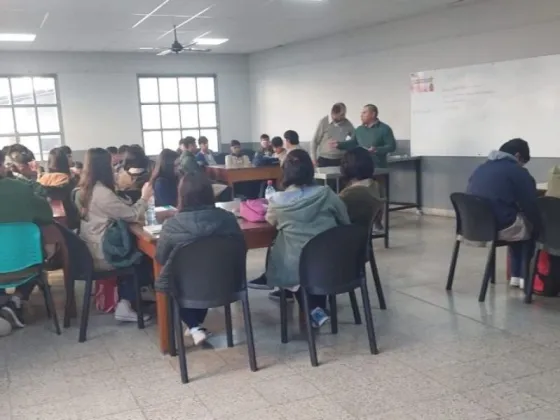 La Municipalidad de Salta capacita sobre consumos problemáticos en instituciones educativas