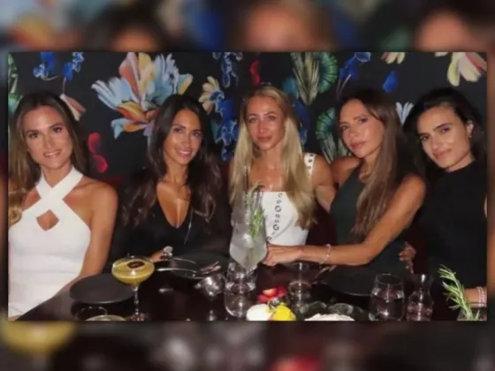 Antonela Roccuzzo y Victoria Beckham compartieron una noche de chicas con amigas modelos e influencers