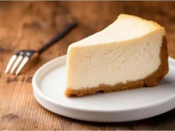 Tremendo: la receta para hacer la famosa tarta de queso en casa, sin horno y en menos de 1 hora