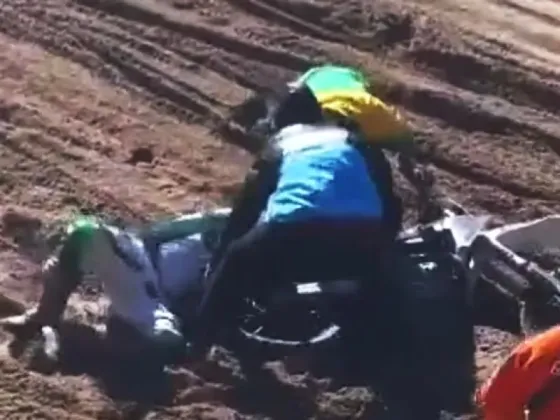 Desesperación total en una carrera de motos: un corredor se cayó y quedó con la cabeza atrapada en la rueda